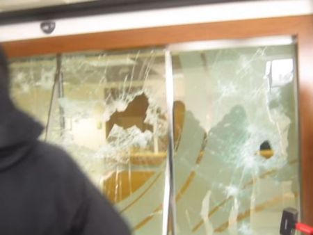 Βίντεο με την επίθεση του Ρουβίκωνα στα γραφεία του Τειρεσία