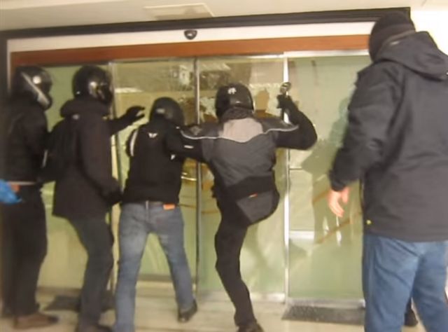 Η «πολιτοφυλακή» και οι ακτιβιστές των Εξαρχείων προβληματίζουν την ΕΛ.ΑΣ. | tovima.gr