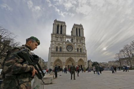 Αυτοκίνητο με φιάλες υγραερίου εντοπίστηκε κοντά στην Παναγία των Παρισίων