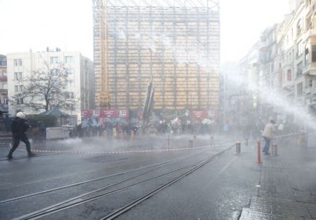 Δακρυγόνα και αντλίες νερού κατά διαδηλωτών στην πλατεία Ταξίμ