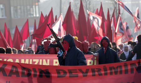 Τουρκία: Συγκρούσεις στις κηδείες γυναικών που σκότωσαν αστυνομικοί