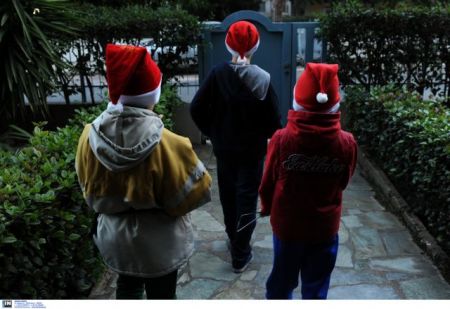 Λήστεψαν παιδιά που έλεγαν κάλαντα