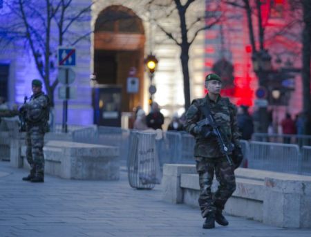 Εστρεψε το αυτοκίνητό του εναντίον φρουράς έξω από γαλλικό τέμενος