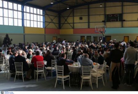 Γεύματα αγάπης ανήμερα των Χριστουγέννων από τους Δήμους και την Εκκλησία