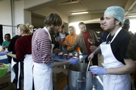 Γεύματα αγάπης για τους πρόσφυγες που φιλοξενούνται στο Ελληνικό