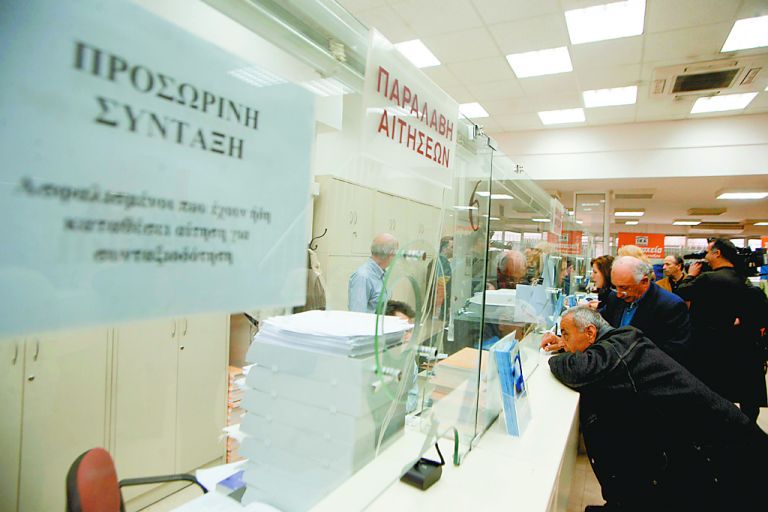 Government considers introducing ‘pension tax’ on bank transactions | tovima.gr