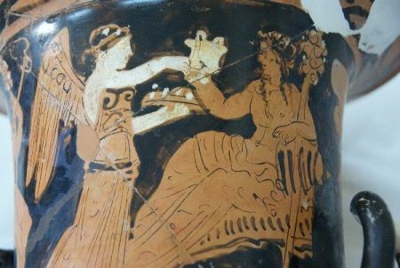 Ο κρατήρας με το «αιώνιο συμπόσιο» του Διονύσου και της Νίκης στο ΕΑΜ