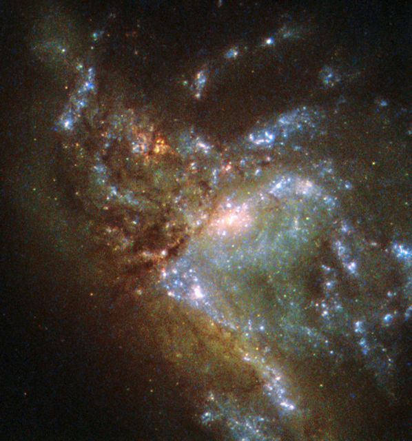 Το Hubble αποχαιρετά το 2015 με γαλαξιακή σύγκρουση