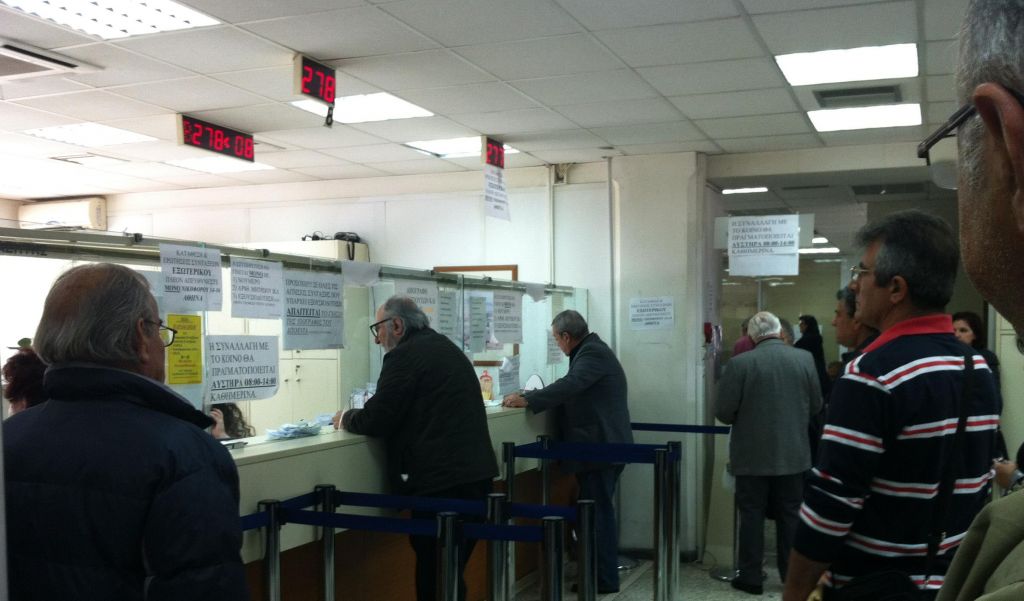 Government considers cuts in bank commissions for pension funds