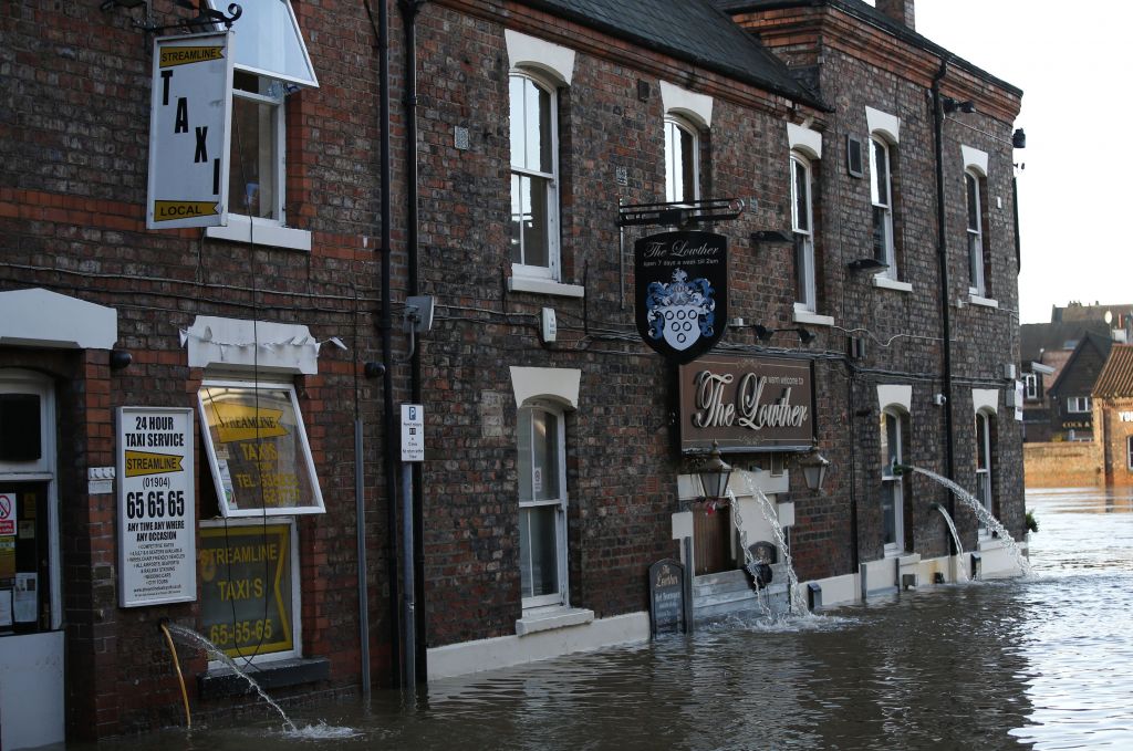 Μετά τις πλημμύρες, η καταιγίδα Φρανκ χτυπά τη βόρεια Βρετανία
