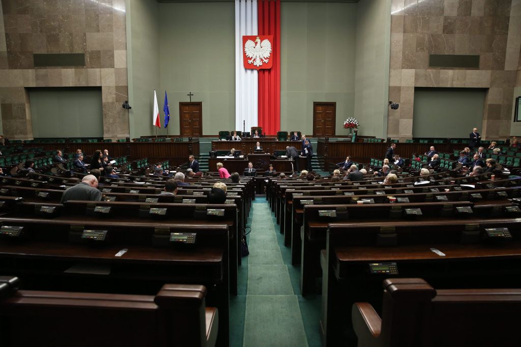 ΕΕ: Αυστηρές προειδοποιήσεις στη Πολωνία για τον νέο νόμο για ΜΜΕ