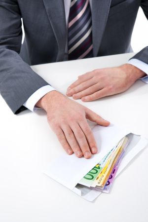 Απατεώνες έπαιρναν χρήματα παριστάνοντας πολιτικούς παράγοντες