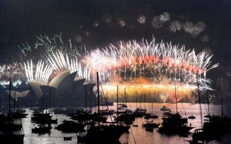 Ο πλανήτης υποδέχεται το 2016 με πυροτεχνήματα αλλά και δρακόντεια μέτρα ασφαλείας