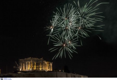 Με ευχές για μια καλύτερη χρονιά υποδέχθηκε η χώρα το 2016