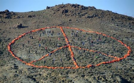 Λέσβος: Το σύμβολο της ειρήνης με σωσίβια προσφύγων