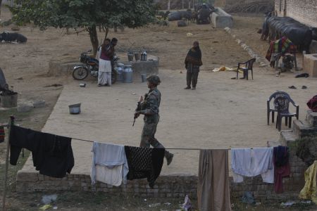 Για 3η ημέρα συνεχίζεται η μάχη στην βάση του ινδικού στρατού στα σύνορα