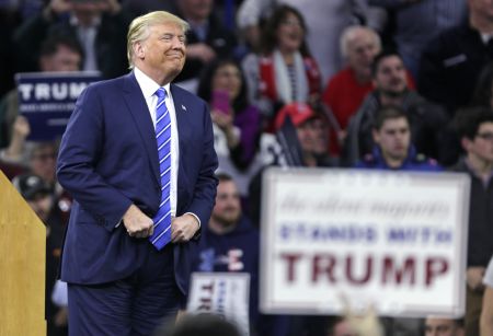 Έλαμψε διά της απουσίας του ο Τραμπ στο ντιμπέιτ