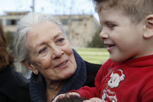 Τους πρόσφυγες στο λιμάνι του Πειραιά επισκέφθηκε η Β. Ρεντγκρέιβ