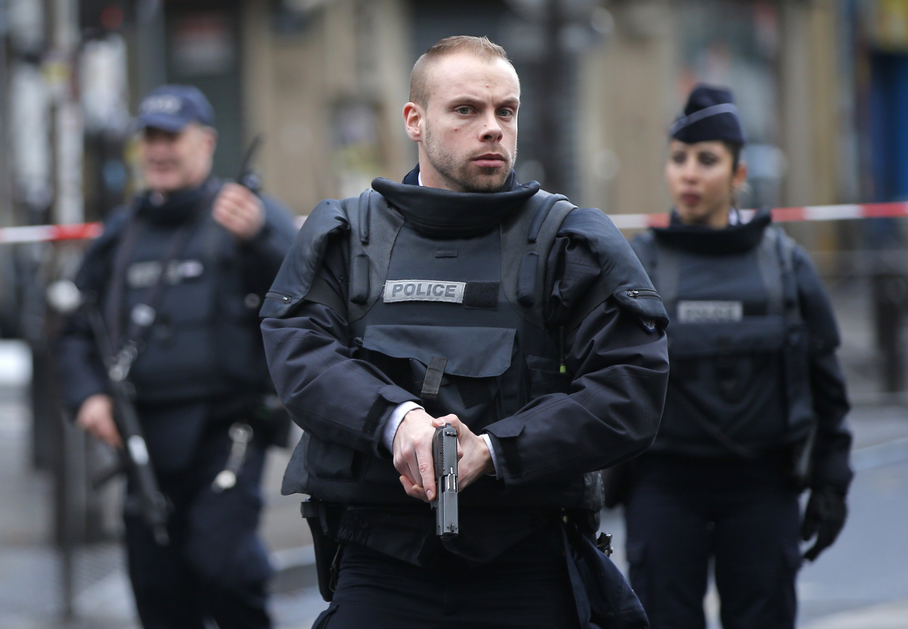 Παρίσι:Μυστήριο γύρω από τον άνδρα που επιτέθηκε στο αστυνομικό τμήμα