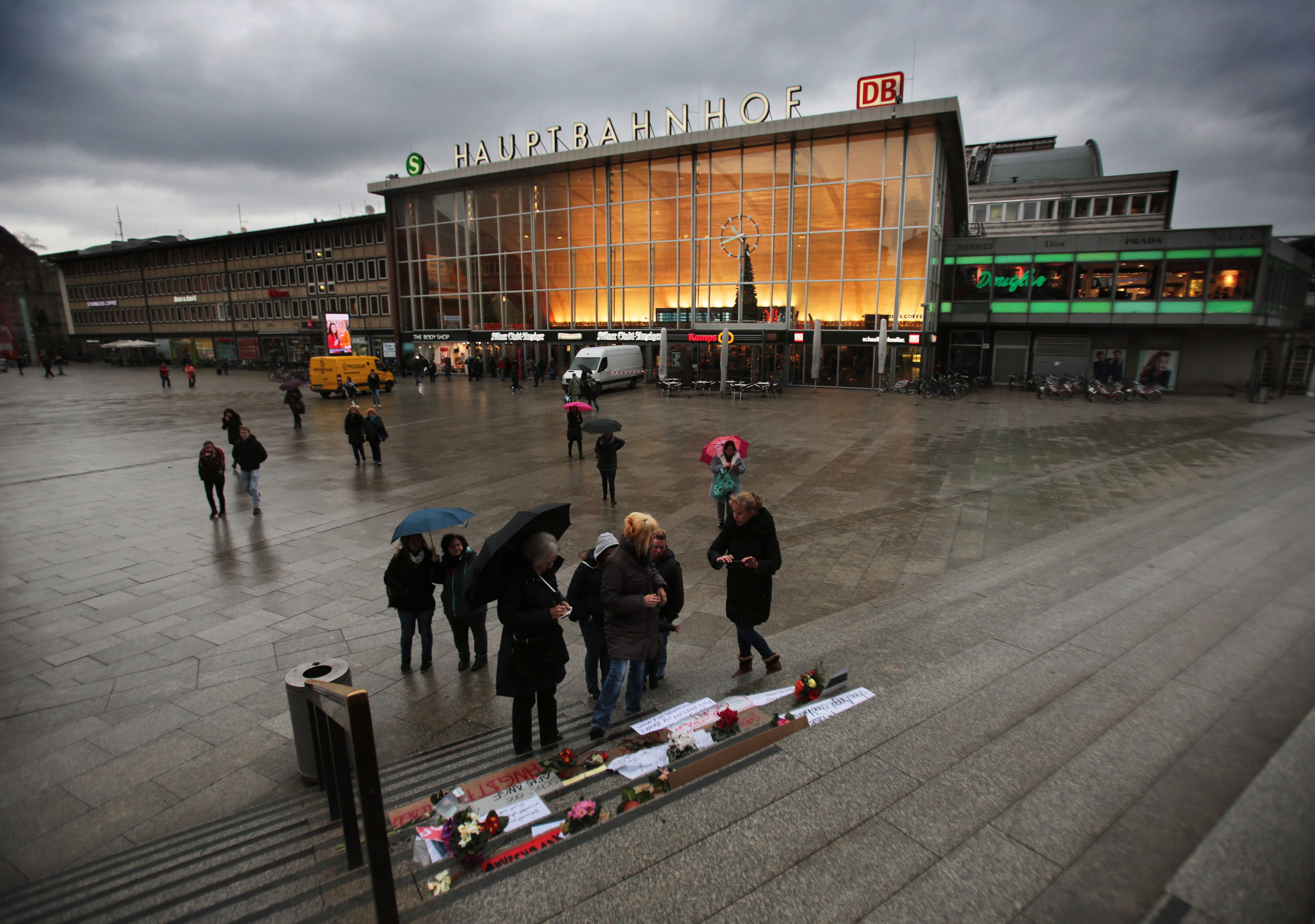 Κολωνία: Ολοι εναντίον όλων στον απόηχο των μαζικών επιθέσεων κατά γυναικών