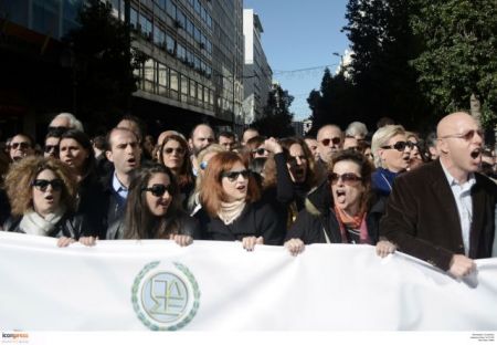 Η πρώτη μαζική αμφισβήτηση Τσίπρα