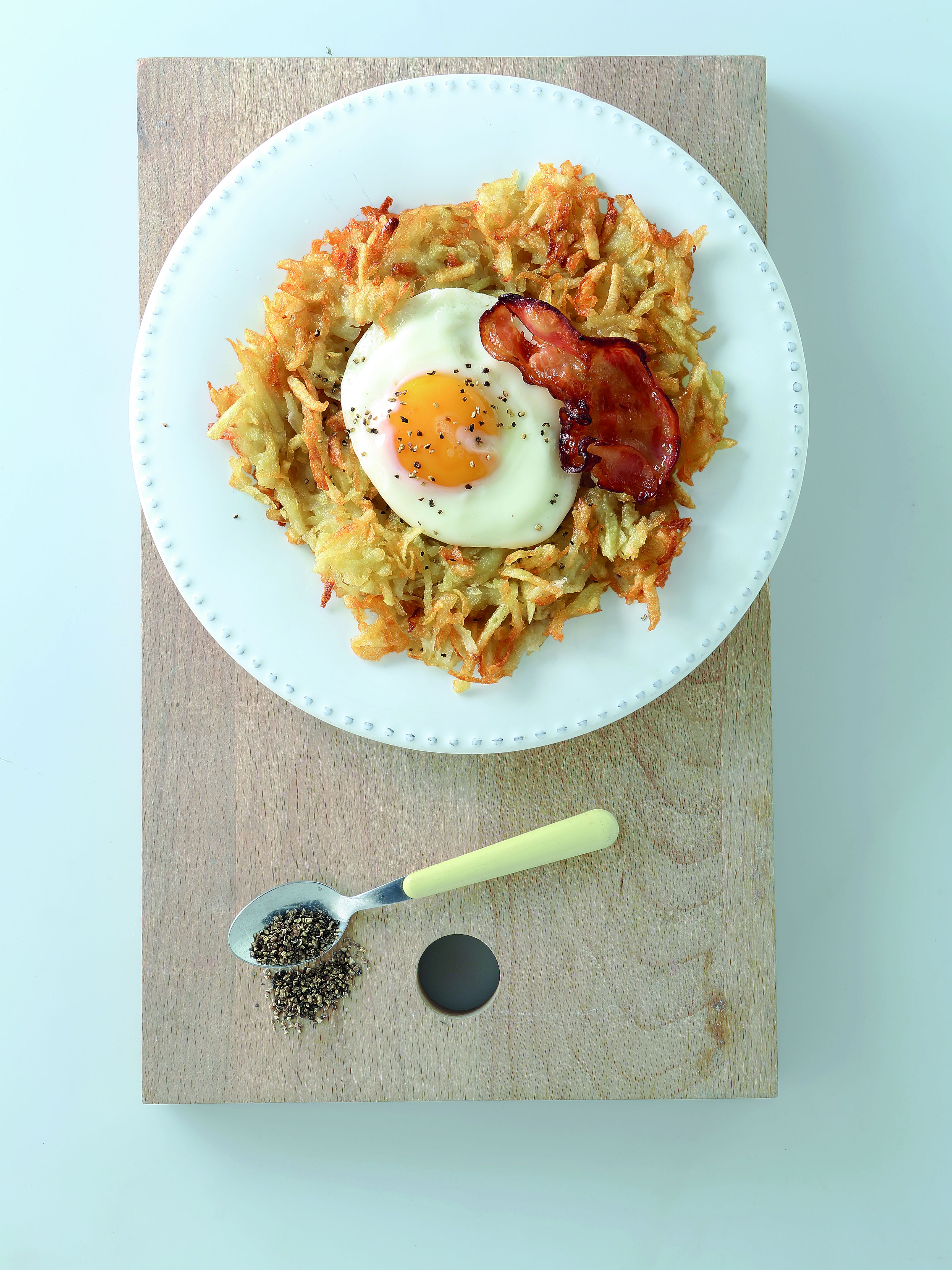 Τηγανίτες πατάτας με αβγά και μπέικον