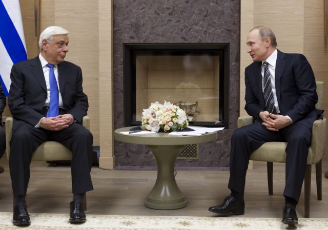 Με τις πιτζάμες!