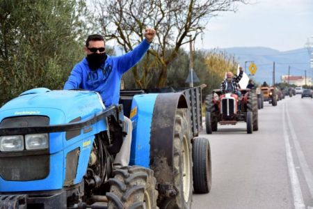 Farmers set up road blocks, clash with police in Komotini
