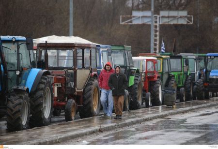 Αυξάνονται τα τρακτέρ στο μπλόκο του Προμαχώνα