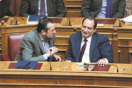 Συντροφικά μαχαιρώματα σε… πράσινο φόντο