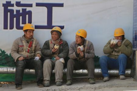 Το Πεκίνο θέλει να μετριάσει αλλά να μη «σκοτώσει» την ανάπτυξη