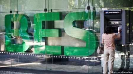 DW: Πανάκριβη η διάσωση των πορτογαλικών τραπεζών