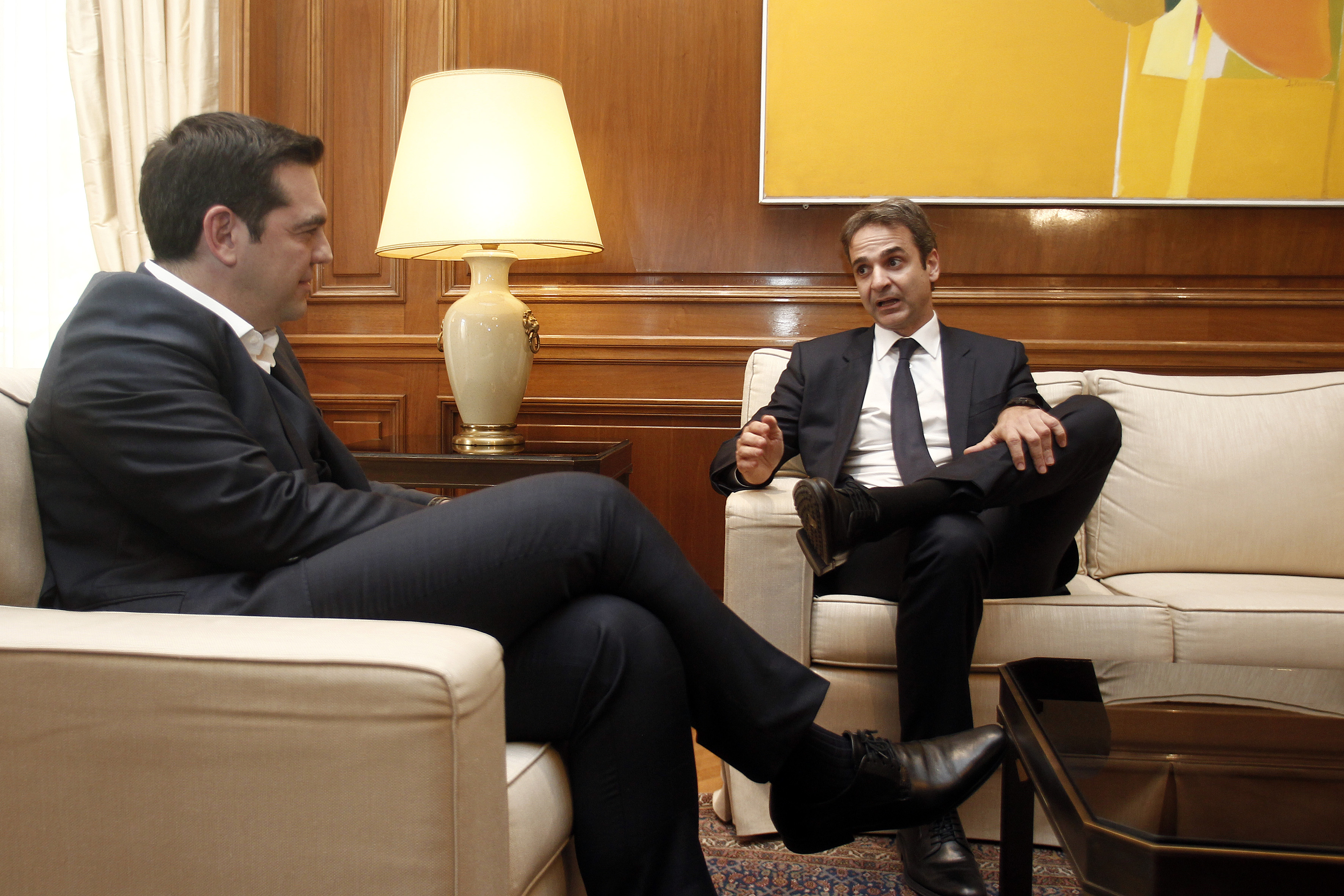 Κόντρα μέσω διαρροών Μαξίμου – Συγγρού