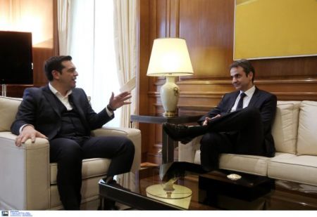 Survey shows New Democracy takes minor lead over SYRIZA