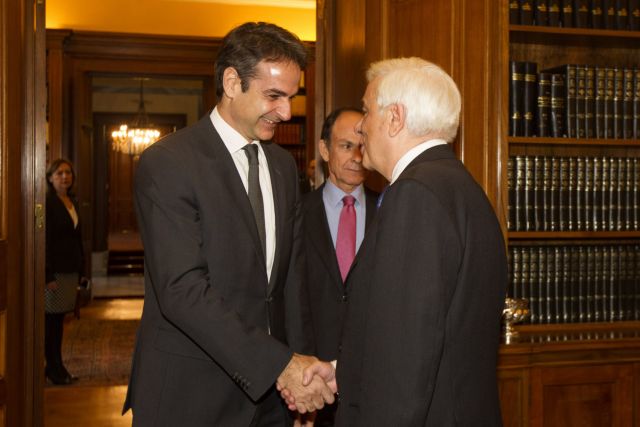 President Pavlopoulos discusses refugee crisis with Mitsotakis