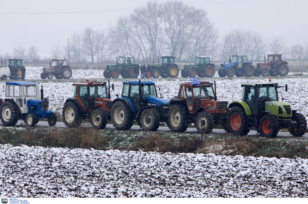 Στους δρόμους οι αγρότες – Συγκεντρώσεις και μπλόκα σε όλη τη χώρα – Επεισόδια μεταξύ αγροτών και ΜΑΤ στην Κομοτηνή