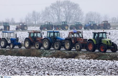 Στους δρόμους οι αγρότες – Συγκεντρώσεις και μπλόκα σε όλη τη χώρα – Επεισόδια μεταξύ αγροτών και ΜΑΤ στην Κομοτηνή