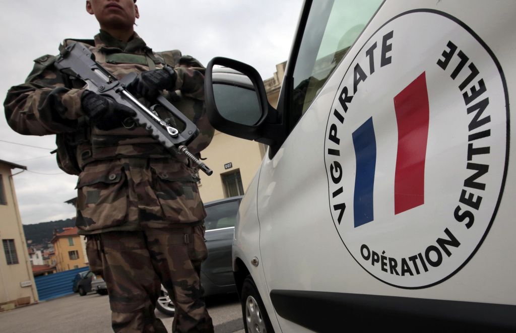 Μανουέλ Βαλς: Σε κατάσταση έκτακτης ανάγκης το Παρίσι «για όσο χρειαστεί»