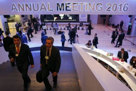 Χαμηλότερη ανάπτυξη «βλέπουν» το 2016 από το 2015 οι μάνατζερ