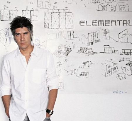 Αλεχάντρο Αραβένα: γοητευτικός και βραβευμένος