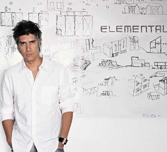 Αλεχάντρο Αραβένα: γοητευτικός και βραβευμένος