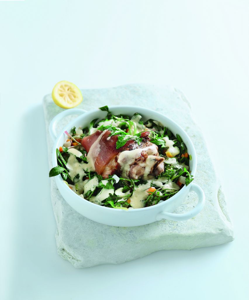 Χοιρινό κότσι με αλιβάρβαρα αβγολέμονο