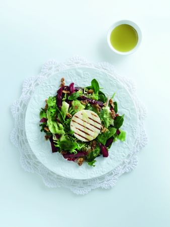 Σαλάτα με σπανάκι, παντζάρι και ψητό μανούρι