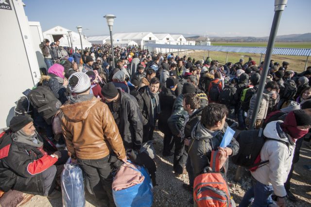 Thousands of refugees waiting to cross over into FYROM