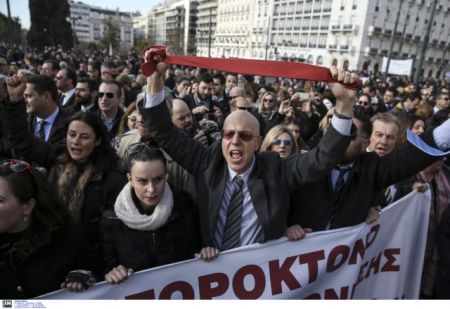 Κρέμασαν τη… γραβάτα χιλιάδες μηχανικοί και δικηγόροι