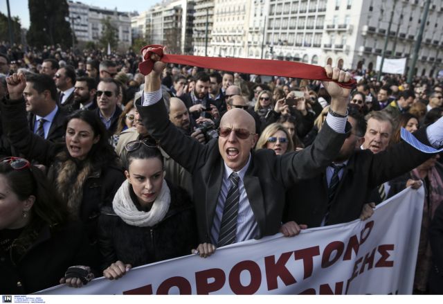 Κρέμασαν τη… γραβάτα χιλιάδες μηχανικοί και δικηγόροι