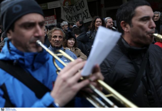 Διαμαρτυρία επιστημονικών φορέων μετά μουσικής στο υπουργείο Εργασίας
