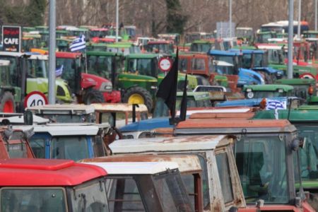 Ενισχύονται τα μπλόκα των αγροτών, κλειστά από το μεσημέρι τα Τέμπη