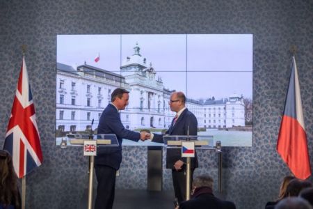 Τσεχία: Να εξεταστεί η βρετανική πρόταση για «φρένο» σε παροχές σε μετανάστες