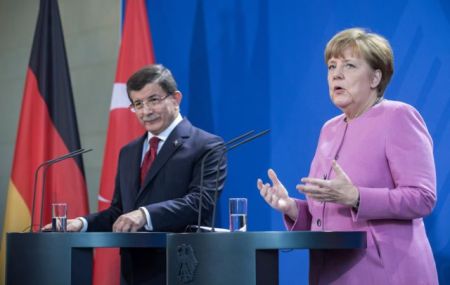 Διαβεβαιώσεις Νταβούτογλου προς Μέρκελ για το προσφυγικό και «δώρο» η βίζα